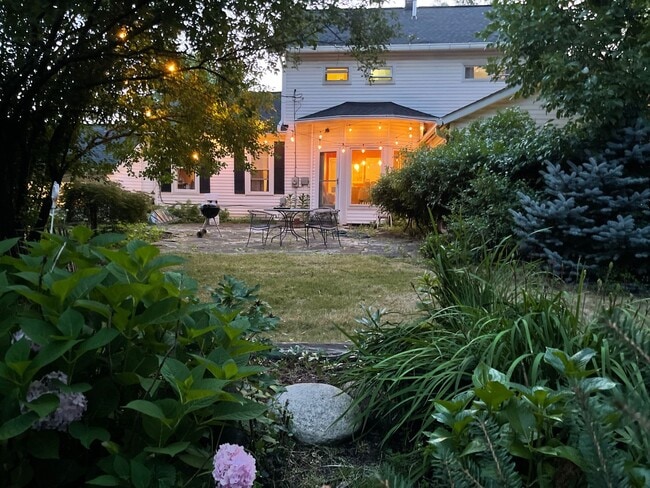 Building Photo - Stunning 3 bedroom home in Shaker Hts