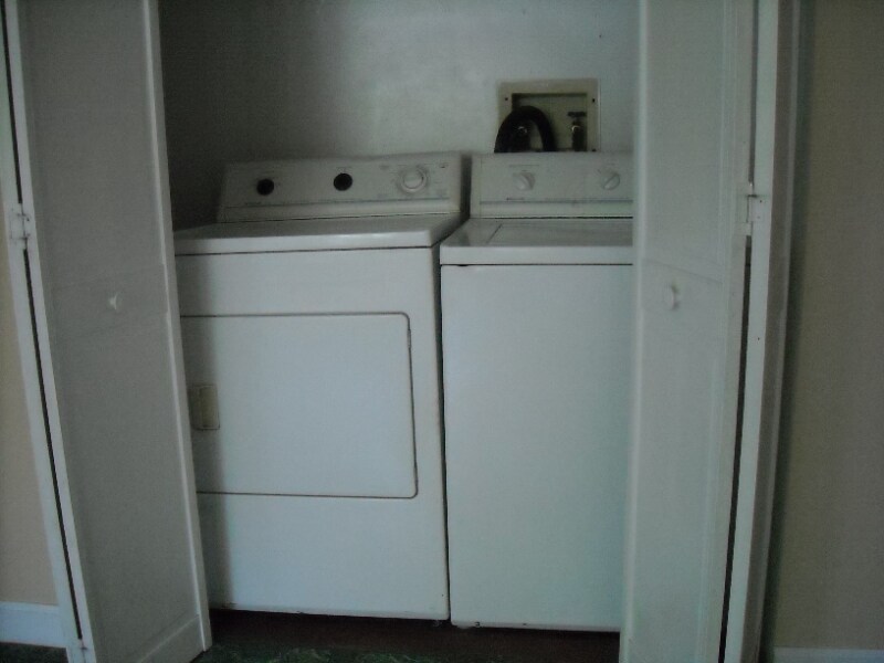 Building Photo - 842 W 7th St