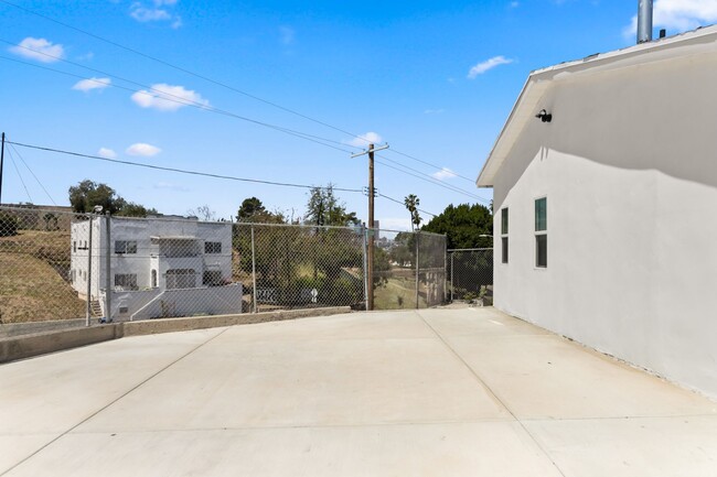 Building Photo - East LA duplex