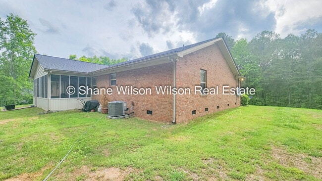 Building Photo - 2 BR / 2BA unit with ALL UTILITIES INCLUDED!!  Move in special! 1/2 off the first month's rent!