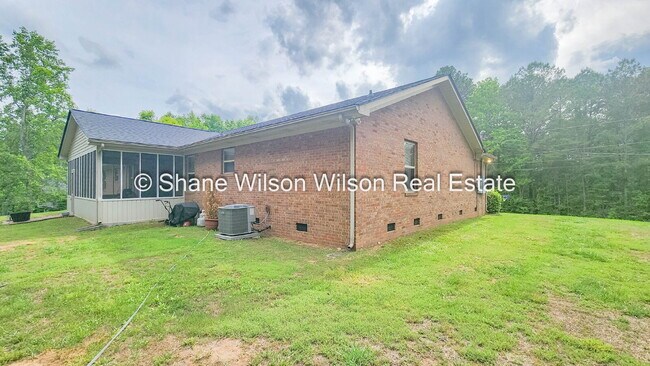 Building Photo - Spacious 2 Bedroom 2 Bath Duplex located in south Dalton.  ALL UTILITIES ARE INCLUDED!!  Schedule...