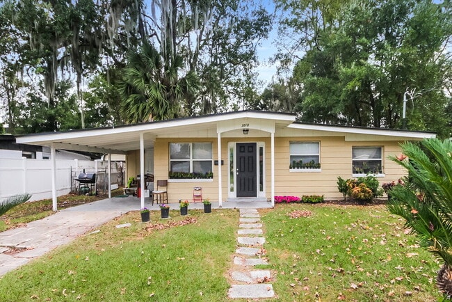 Building Photo - 3018 Carrevero Dr W