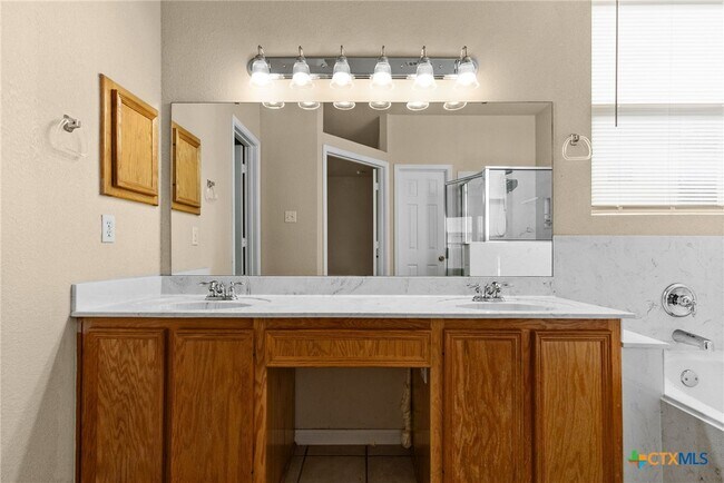 Building Photo - 118 Lone Shadow Dr