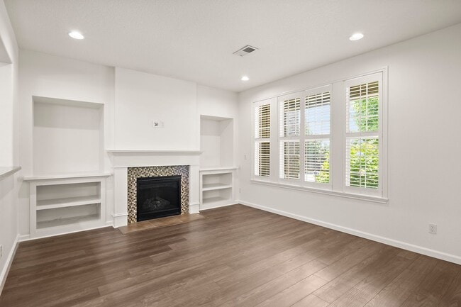 Building Photo - Stunning 3-Bedroom, 2.5-Bath Home in the C...
