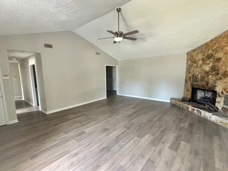 Building Photo - 2718 Bennington Dr