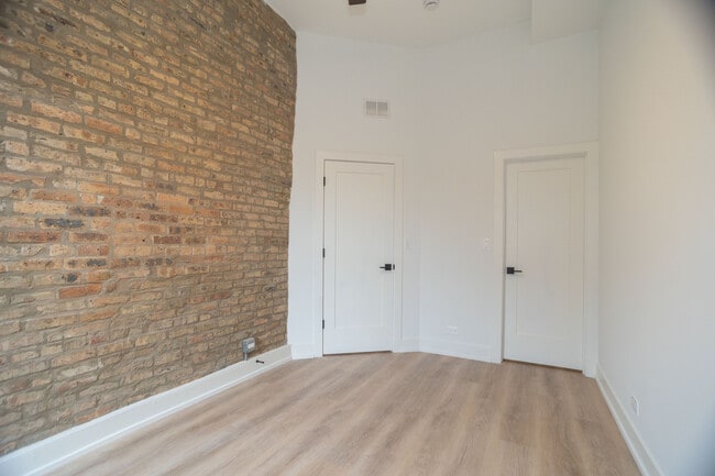 Building Photo - 2256 N Sawyer Ave