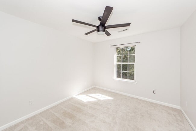 Building Photo - 4 Bedroom 2.5 Bath House in Woodland Lakes - Goose Creek