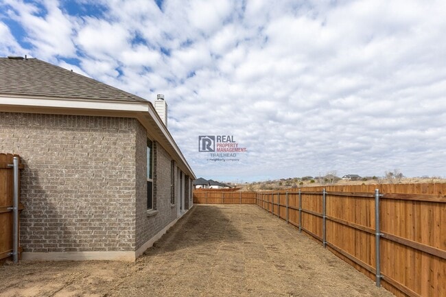 Building Photo - Well-Designed 3 Bed/2 Bath Home with Bonus Office