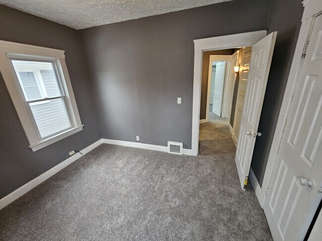 Building Photo - 440 E 115th St