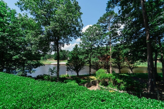 Building Photo - Beautiful Backyard Oasis on the Golf Course!