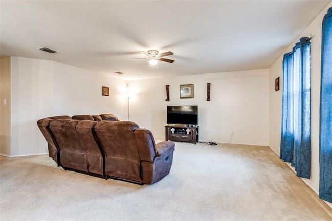 Building Photo - 1006 Hollow Oak Rd