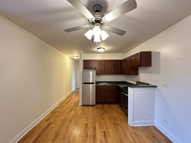 Building Photo - 824 W Cornelia