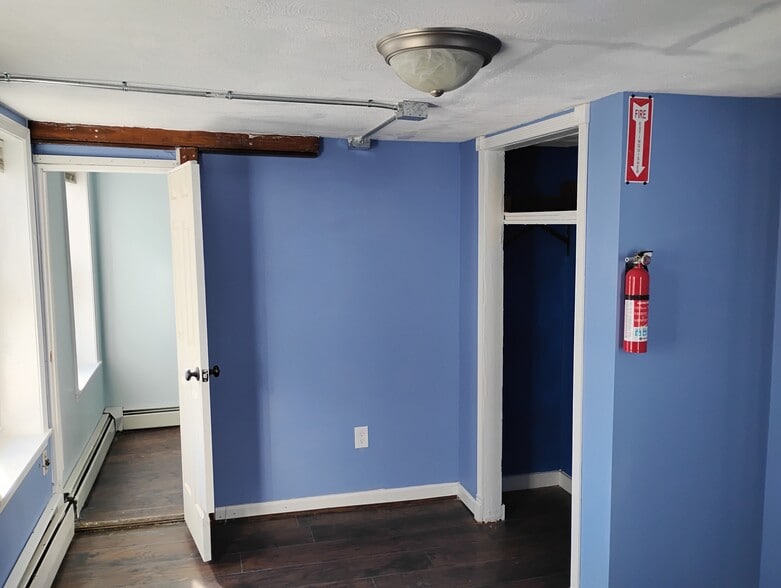 Building Photo - 213 Pleasant St