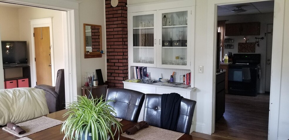 Building Photo - 213 W Green Bay St