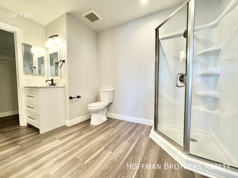 Building Photo - 619 N Kingsley Dr