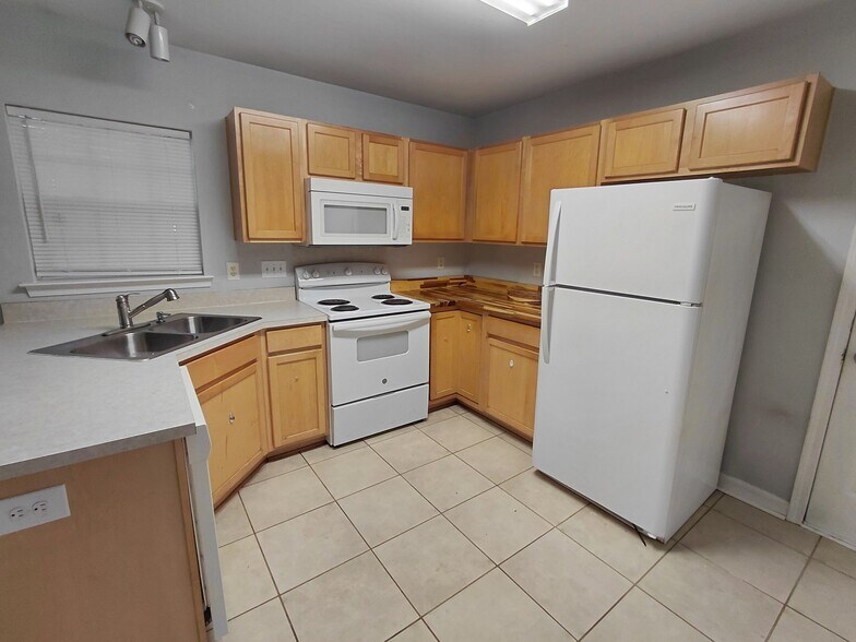 Kitchen with all appliances - 5043 Wheat Dr SW