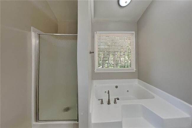 Building Photo - 5665 Enchantress Ln NE