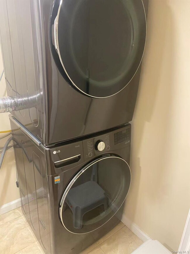 Building Photo - 207-24 28th Ave