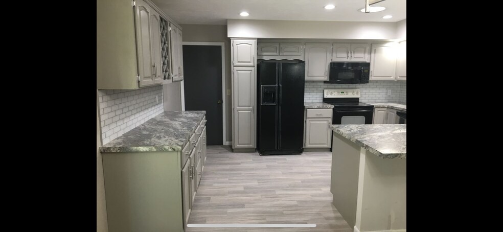 Building Photo - 4905 Cresthaven Dr