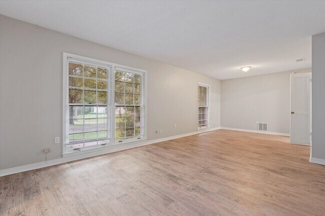 Building Photo - GREAT LOCATION AND MOVE IN READY