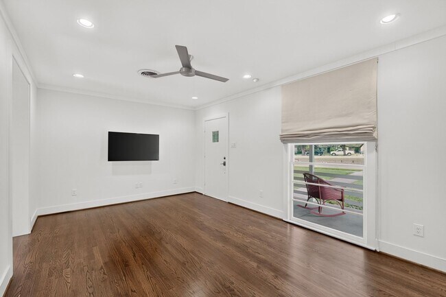 Building Photo - Gorgeous 2/2 Bungalow with Private Pool