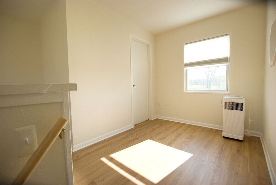 Building Photo - 1805 E Lake Dr