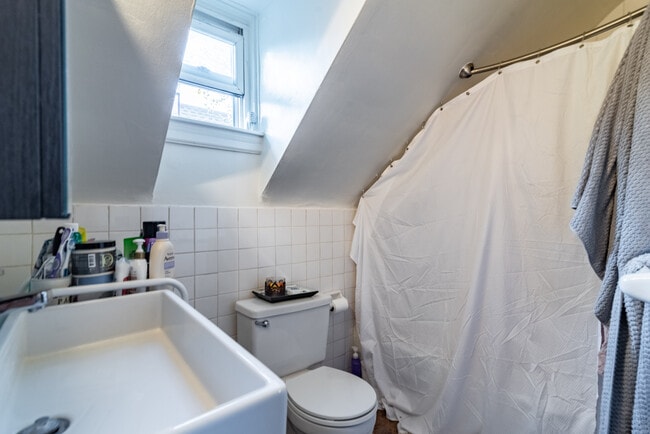 Building Photo - 322 Paxson Ave