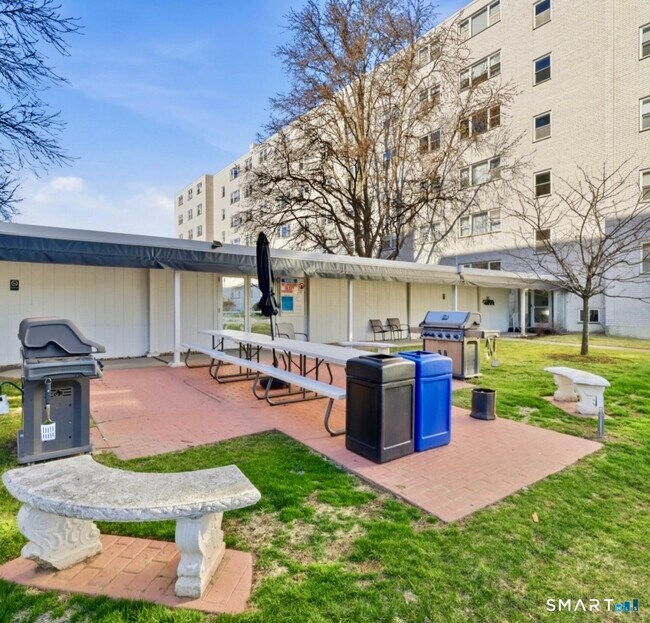 Building Photo - 893 Farmington Ave