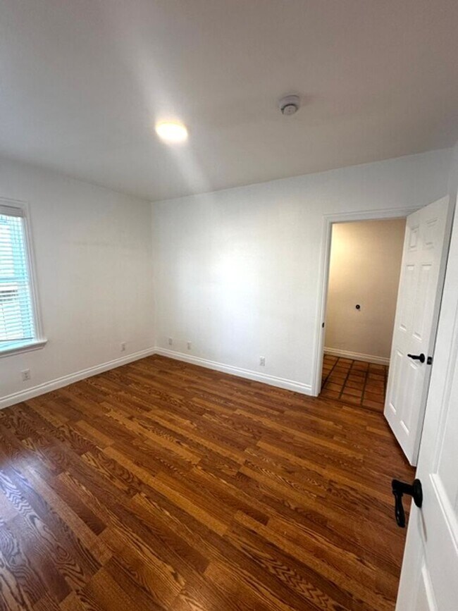 Building Photo - 436 S Seaward Ave