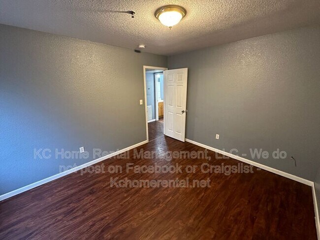 Building Photo - 1006 W Royle St