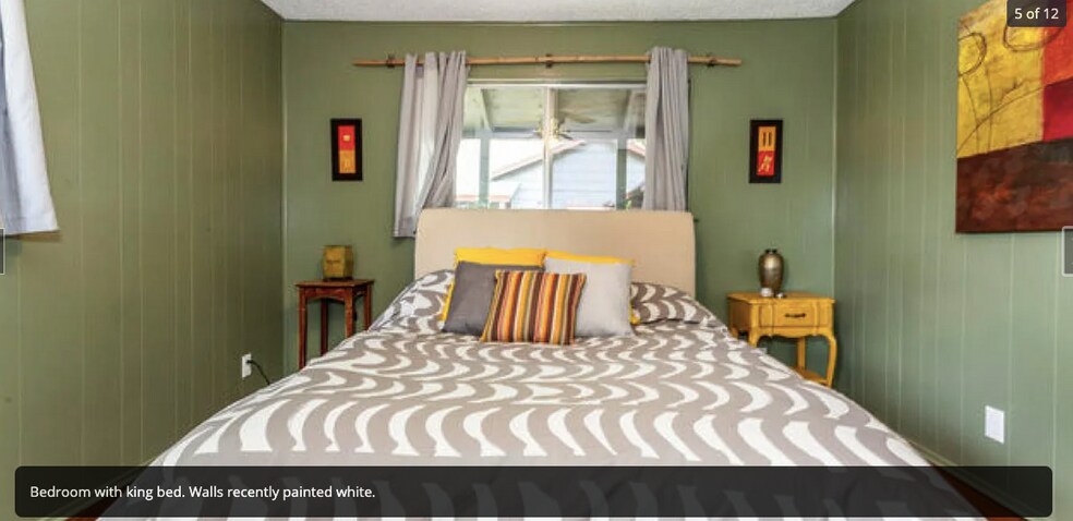 Bedroom with nice natural light - 815 Gunter St