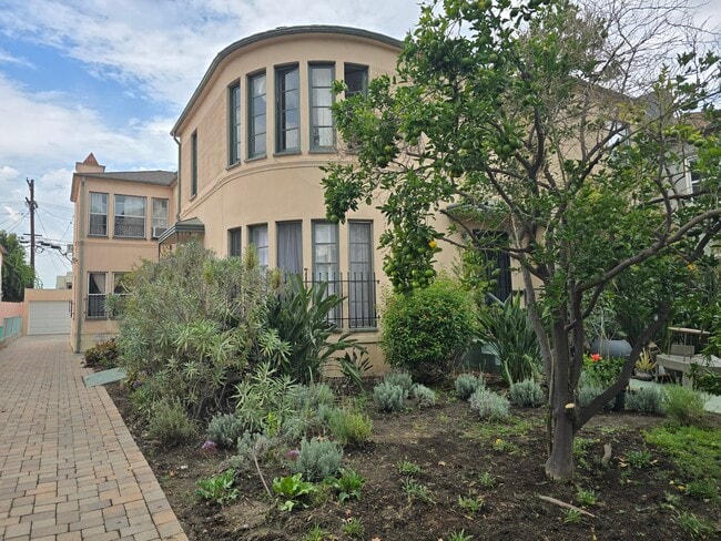 Building exterior - 1233 S Orange Grove Ave
