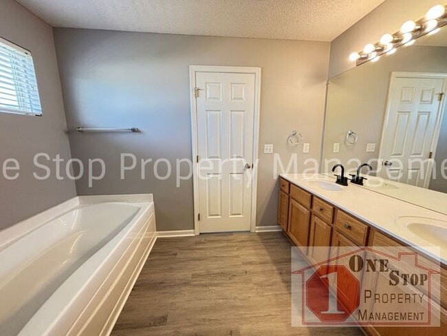 Building Photo - Luxury 5 bedroom, 4 bathroom Home Availabl...