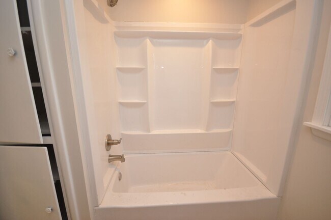 Building Photo - House in Benton City Limits