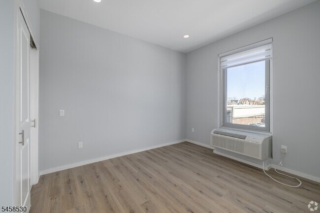 Building Photo - 208 W 7th St