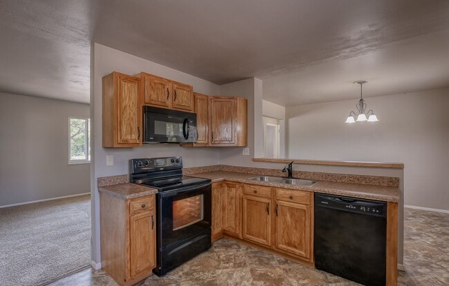 Building Photo - Centrally located 4 bedroom home!