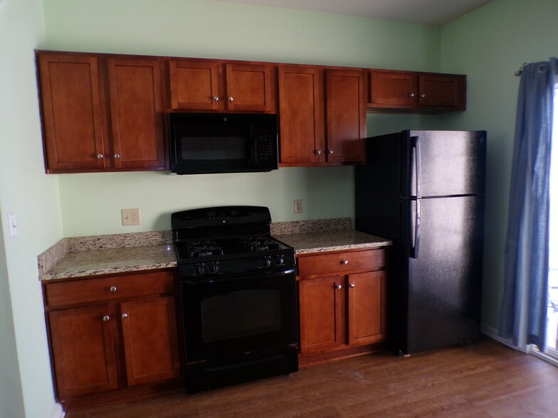 Kitchen stove & refrigerator - 2022 Mercer Way
