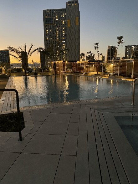 Building Photo - 987 Queen St