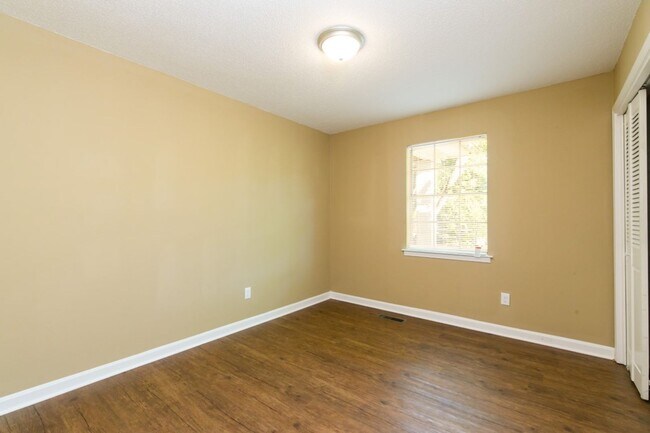 Building Photo - Massive Renovated 5BR/3BA Home with Baseme...