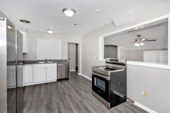 Building Photo - 1707 Buena Vista Cir SE