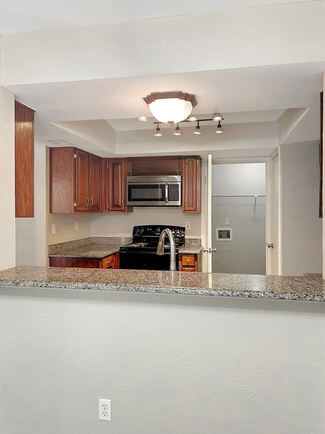 Building Photo - 2-Bed, 2-Bath Townhome with Flexible Floor...