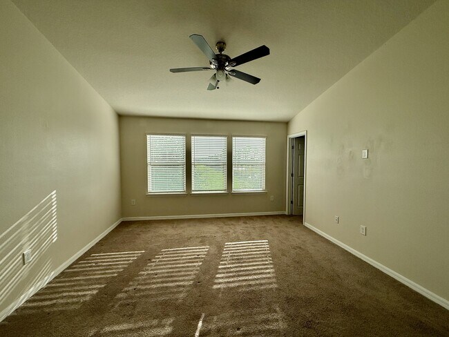 Building Photo - 3977 Plainview Dr