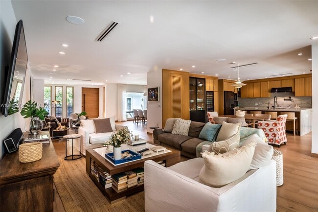 Building Photo - 115 SW 23rd Rd