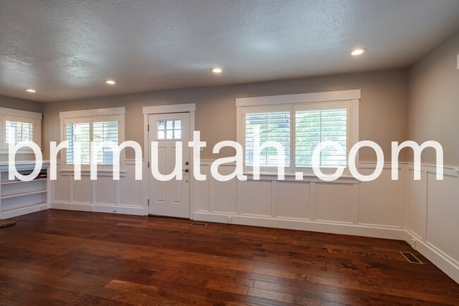Building Photo - 1367 Thornton Ave