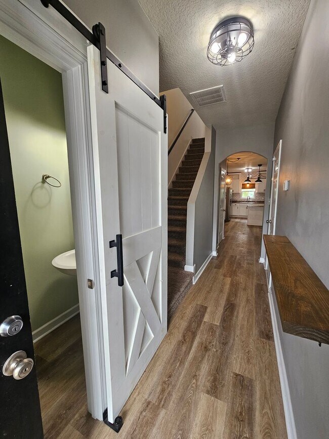 Building Photo - Spacious & Renovated 3 Bed Townhome w/ Garage