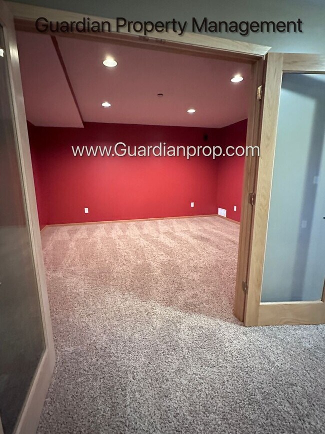 Building Photo - Minnetonka Home, 3 Car Garage, Large Primary, Updated Kitchen, Patio