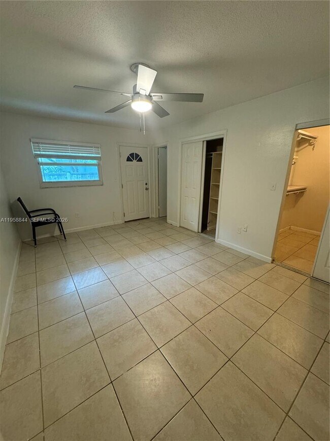 Building Photo - 2220 SW 46th Ct