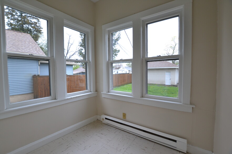 Building Photo - 527 Walsh Ave