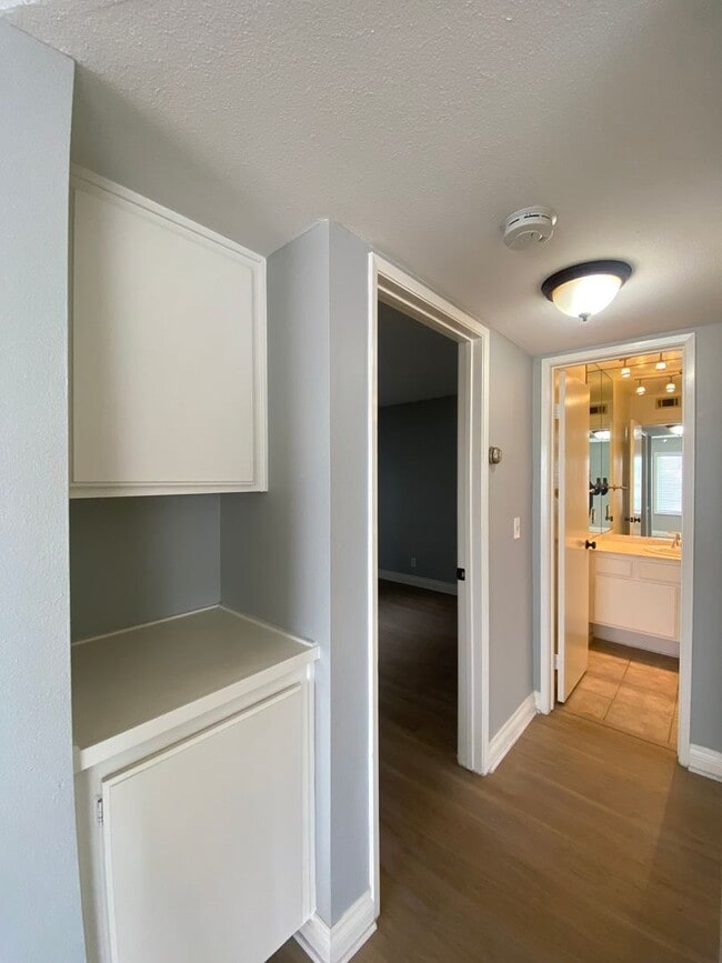 Building Photo - Alamitos Beach Spacious Condo