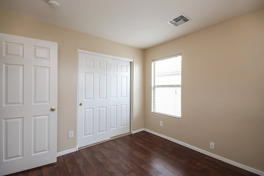 Building Photo - 1450 E Mia Ln